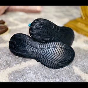 GIRLS' SHOES WITH REFLECTIVE AND RUBBER ELEMENTS